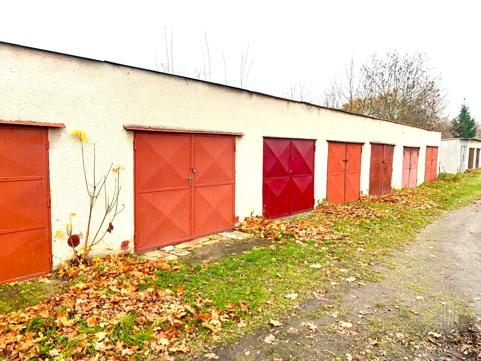 Garáž za hrbitovem, Strakonice